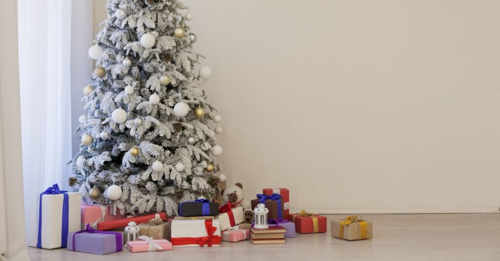 Hvidt juletræ med gaver